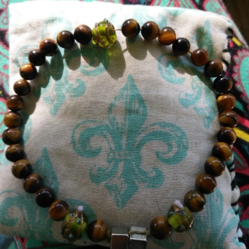 Tiger's eye magnetic closure bracelet